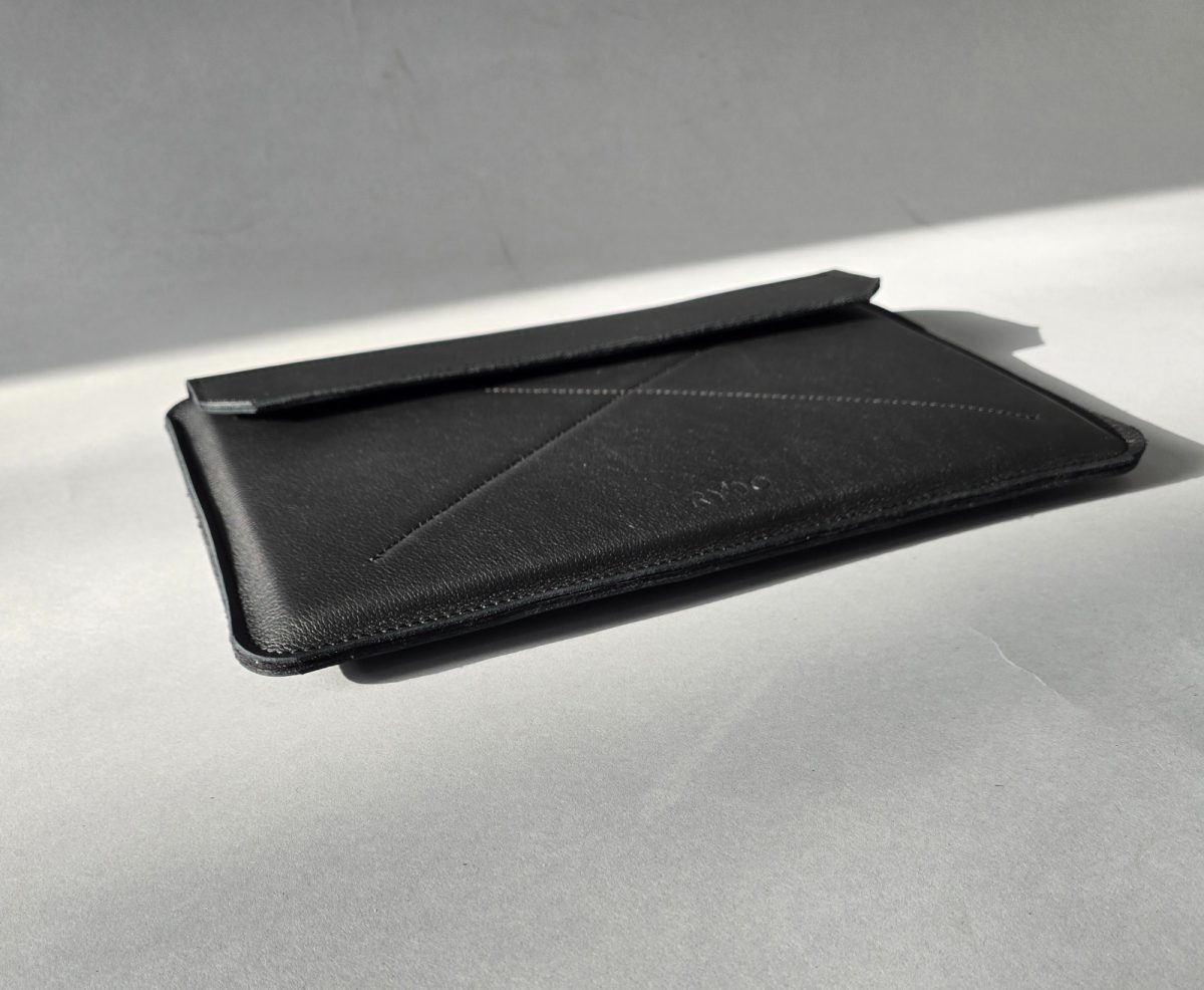 Rankų darbo odinis dėklas MacBook Air 13, juodas