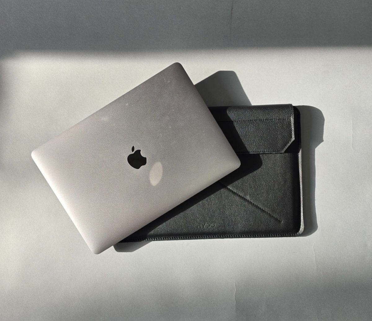 Rankų darbo odinis dėklas MacBook Air 13, juodas - Image 7