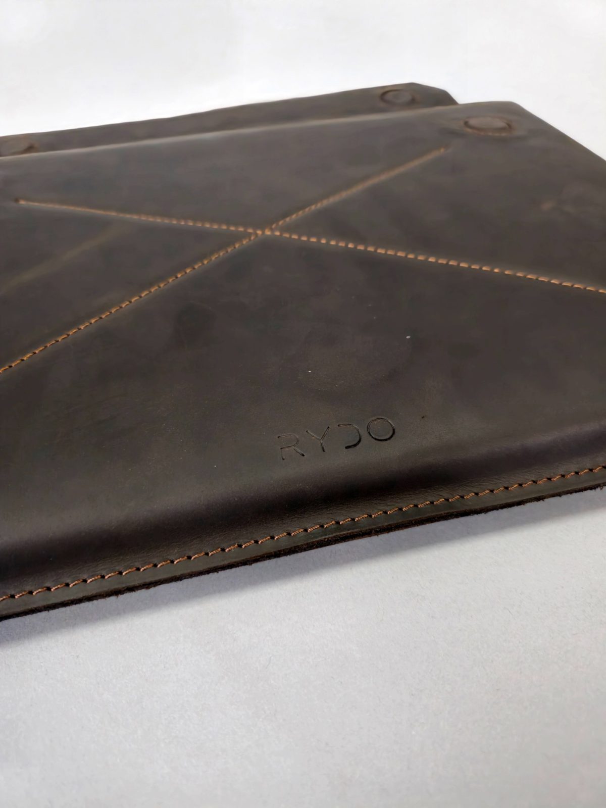 Rankų darbo odinis dėklas MacBook Pro 16, rudas - Image 2
