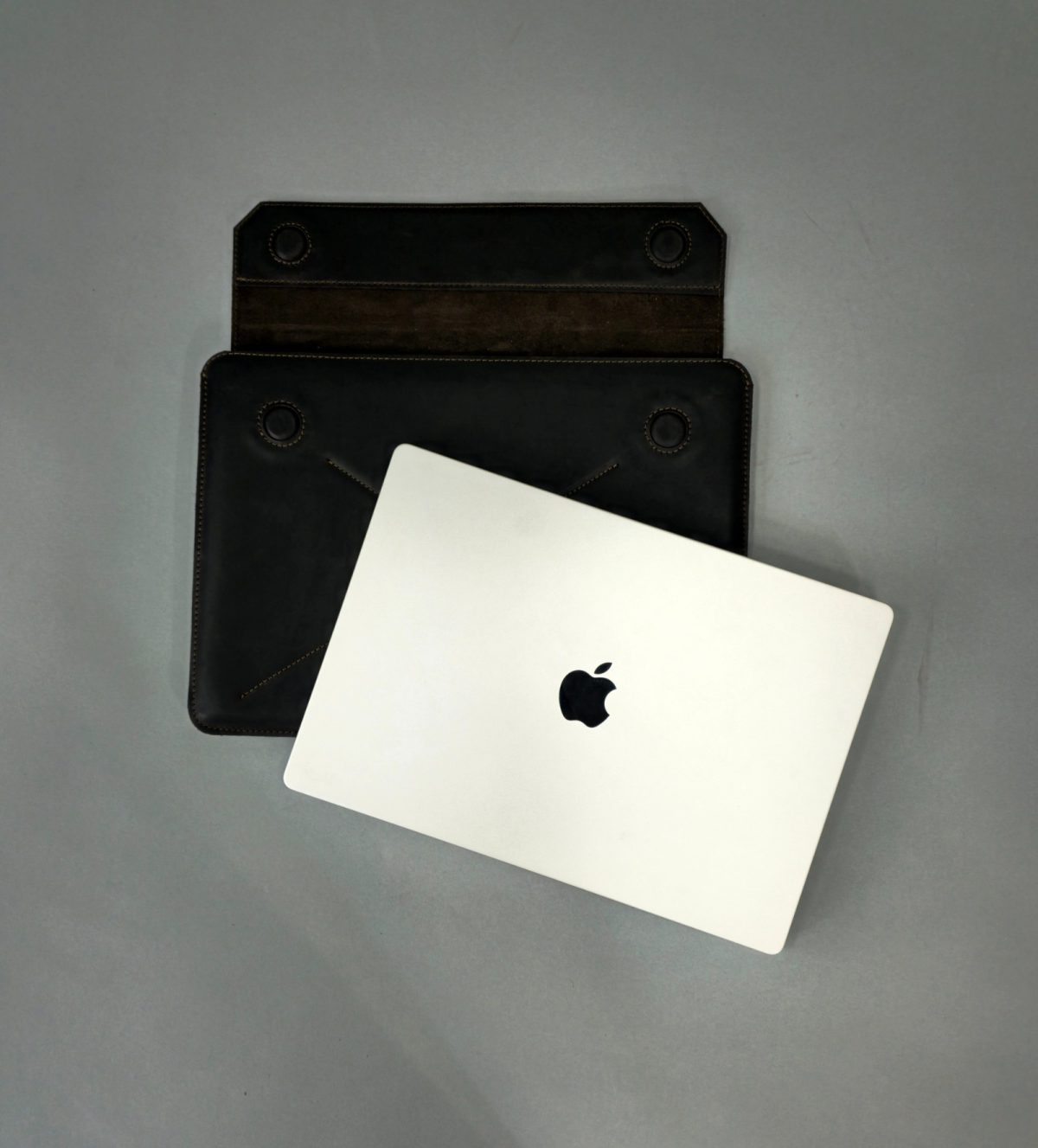 Rankų darbo odinis dėklas MacBook Pro 16, rudas - Image 4
