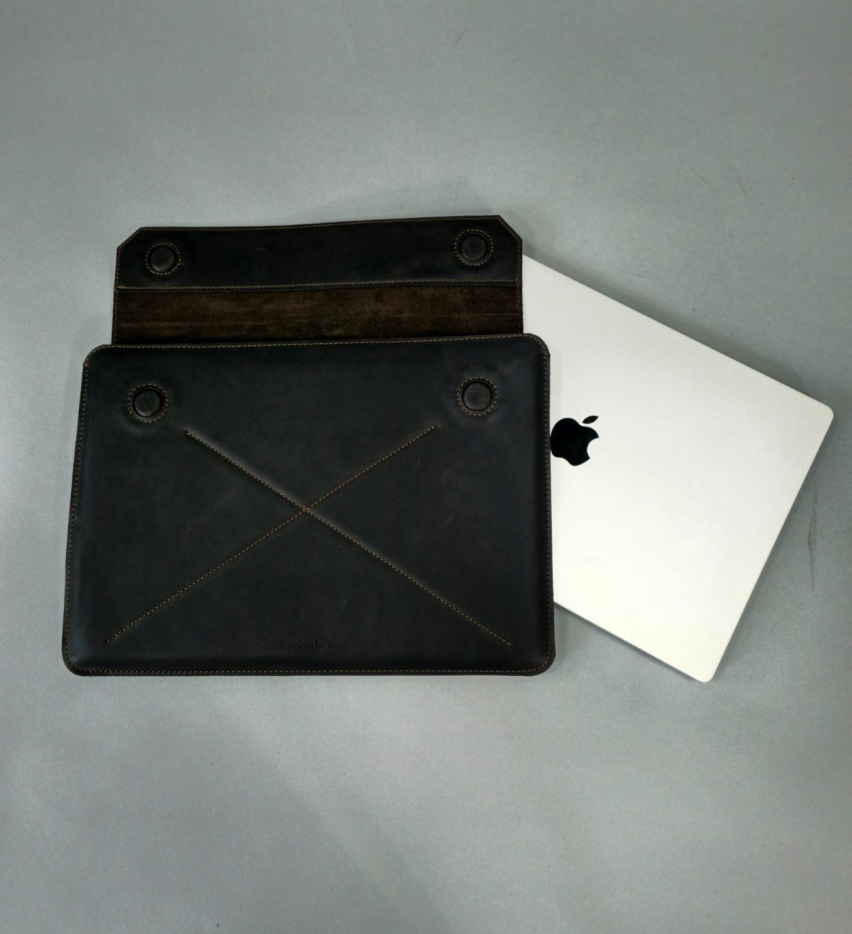 Rankų darbo odinis dėklas MacBook Pro 16, rudas - Image 5