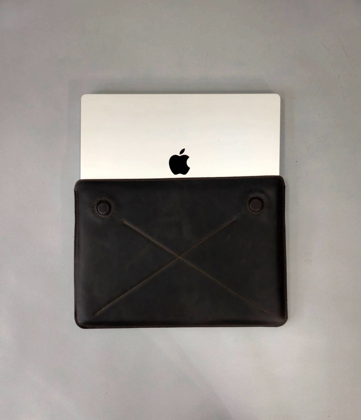 Rankų darbo odinis dėklas MacBook Pro 16, rudas - Image 6